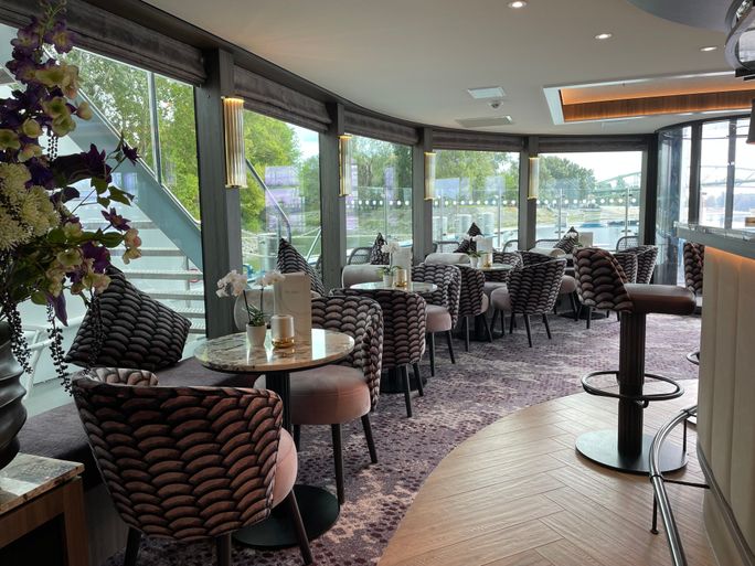 Additional lounge seating in the bar on Riviera Radiance