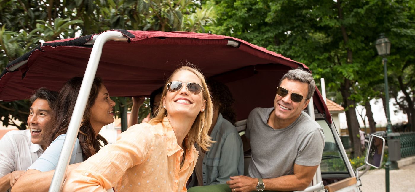 Image: Couple on a Globus Guided Tour (Photo Credit: Globus)