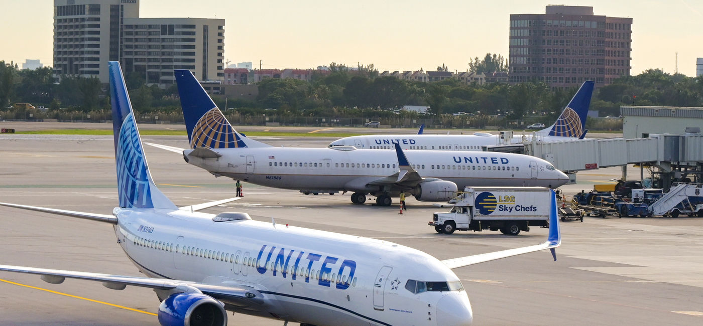 Image: United Airlines planes taxiing on an airport tarmac. (Photo Credit: Adobe Stock/Cerib)
