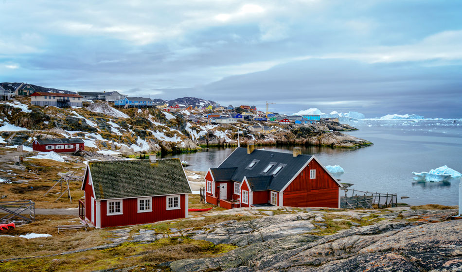 Traditional house in Greenland (Explora_2005 / iStock / Getty Images Plus)
