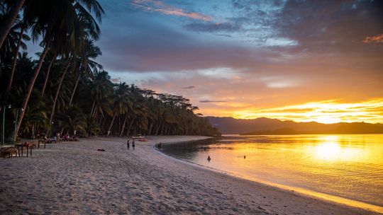 Philippines Island Hopping: Clear Skies & Blue Waters