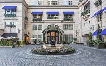 Courtyard of the Waldorf Astoria Chicago.